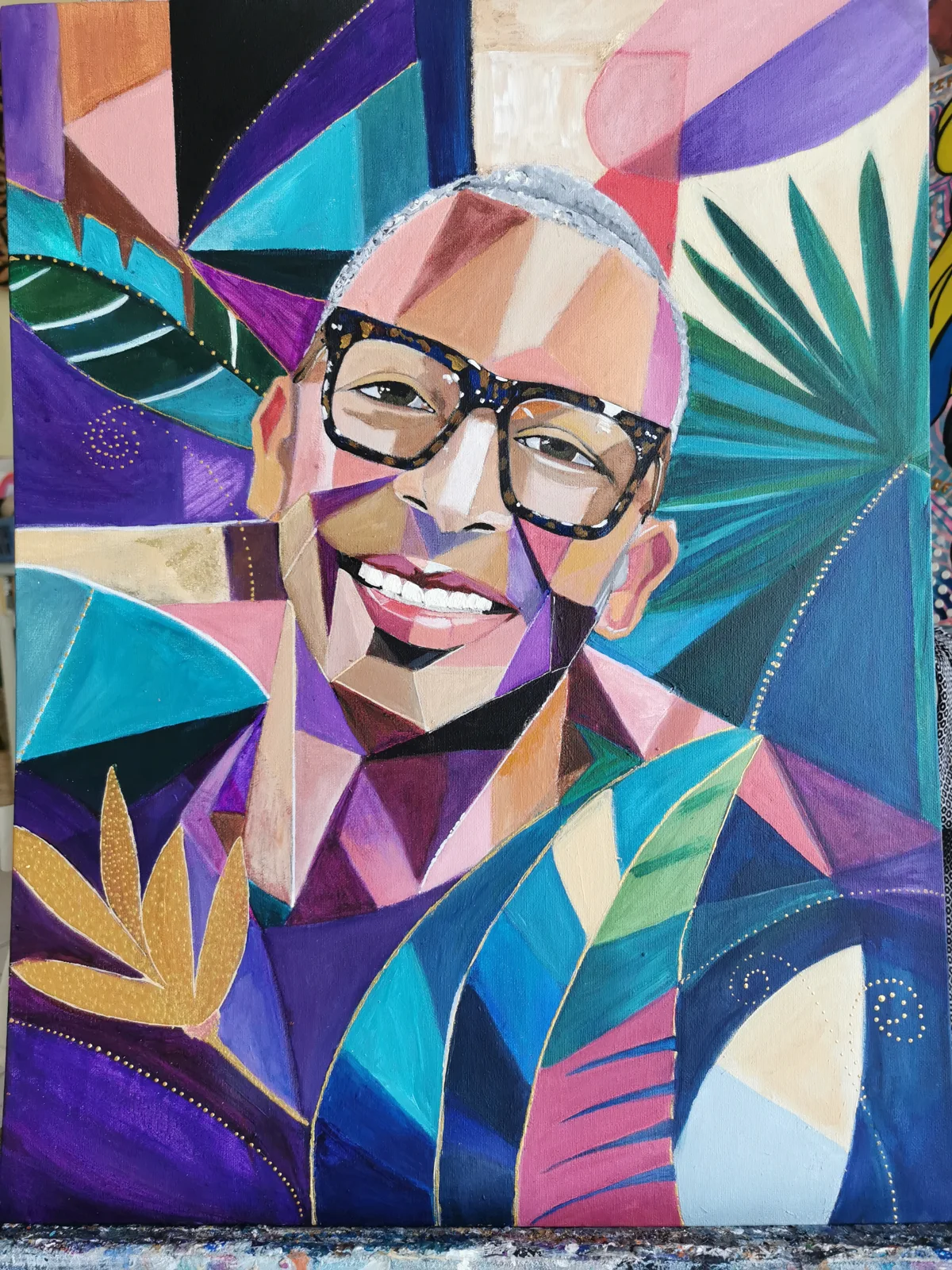 Portrait géométrique d'un homme souriant aux lunettes, feuillages tropicaux