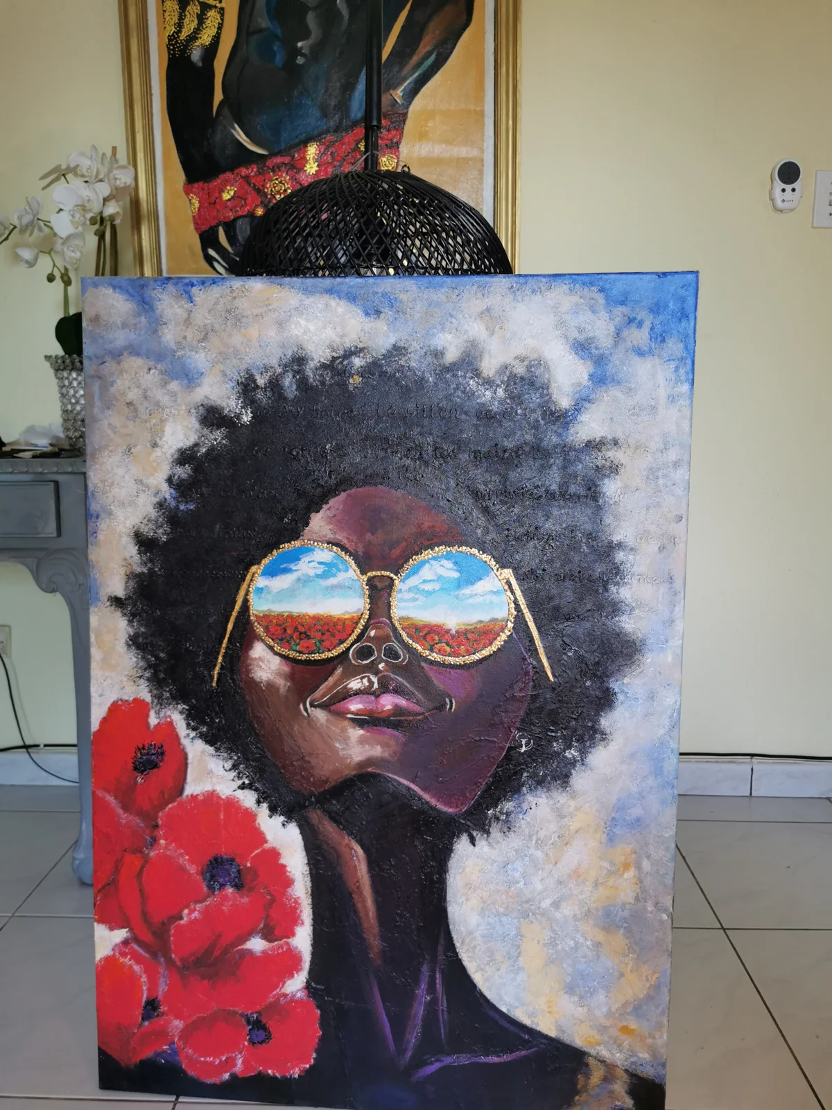 « Dans le champ du soleil », femme aux lunettes reflétant des coquelicots