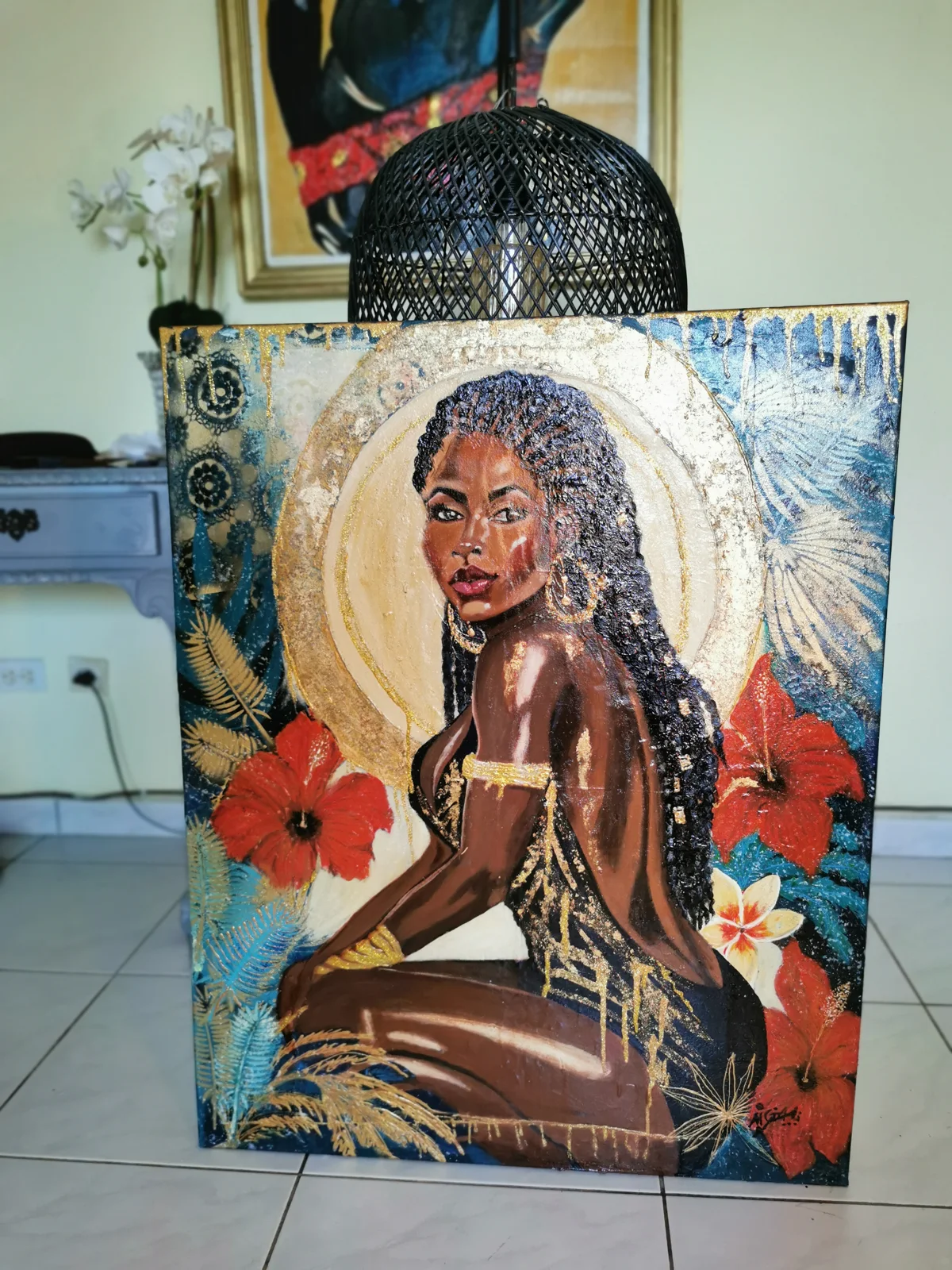 Femme assise entourée de fleurs rouges et d'un halo doré